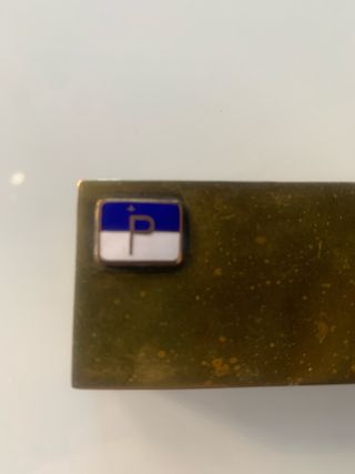 Caja metálica latón con insignias náuticas