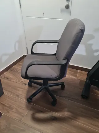 Silla de oficina gris