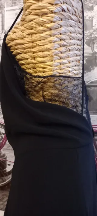 Abito nero con spalline sottili