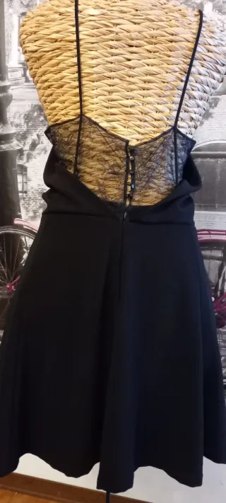 Abito nero con spalline sottili