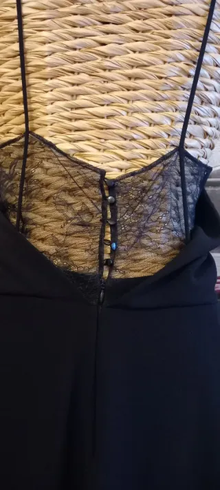 Abito nero con spalline sottili