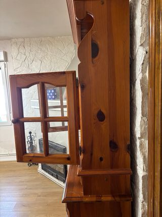Mueble alacena de madera y cristal
