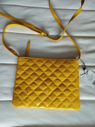 Bolso de mano acolchado amarillo