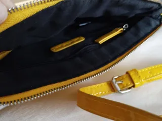 Bolso de mano acolchado amarillo