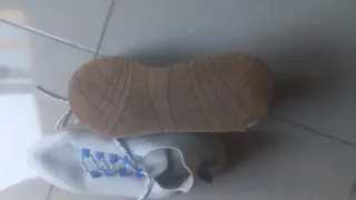 Zapatillas deportivas blancas y azules