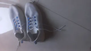 Zapatillas deportivas blancas y azules