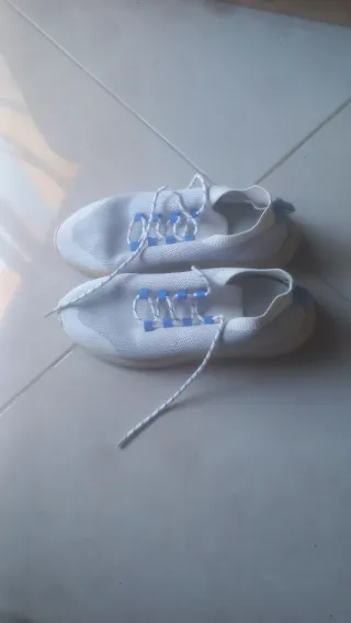 Zapatillas deportivas blancas y azules