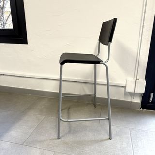 Taburetes de cocina negros y marrones