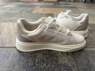 Zapatillas Zara grises y blancas