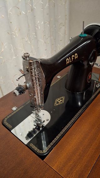 Máquina de coser Alfa antigua