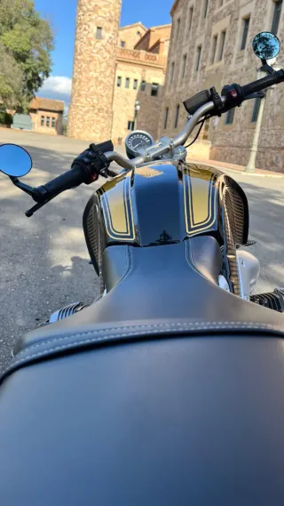 BMW R Nine T Negra y Dorada