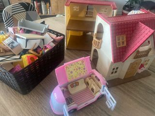 Casita de muñecas y accesorios