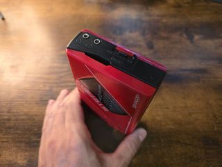 Walkman Cassette Sharp JC-104 Rojo