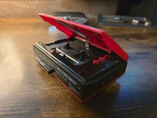 Walkman Cassette Sharp JC-104 Rojo