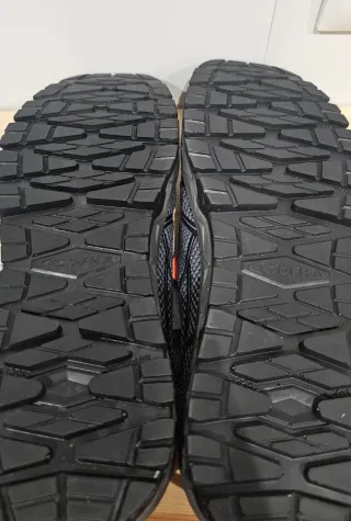 Zapatos de seguridad Cofra negros y naranjas