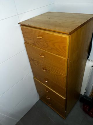Cómoda de madera con 5 cajones