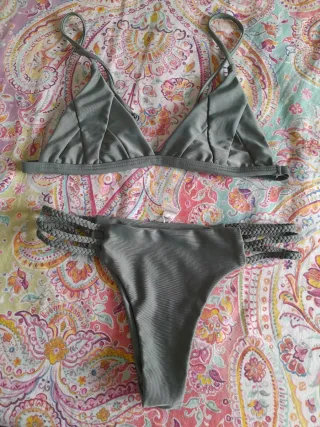 Bikini verde con tiras trenzadas