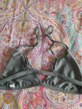 Bikini verde con tiras trenzadas