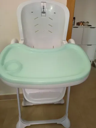 Trona de bebé color verde menta