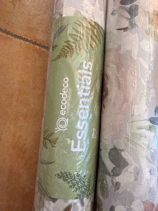 Papel pintado floral y cola para empapelar