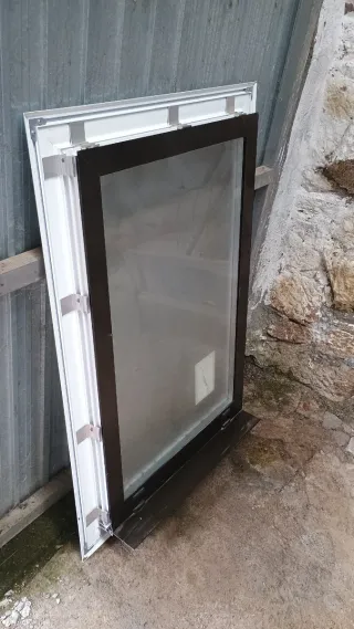 Ventana fija blanca y bronce 100x67