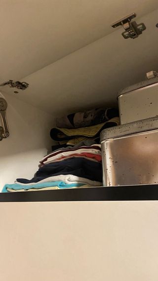 Armario blanco y negro con compartimentos