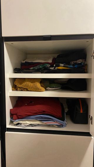 Armario blanco y negro con compartimentos