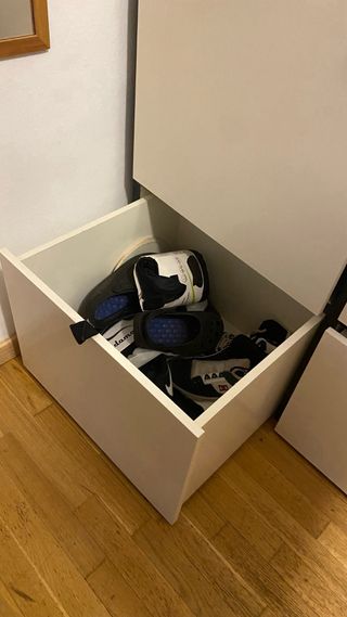 Armario blanco y negro con compartimentos