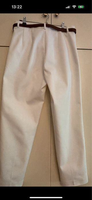 Pantalón blanco Stradivarius con cinturón