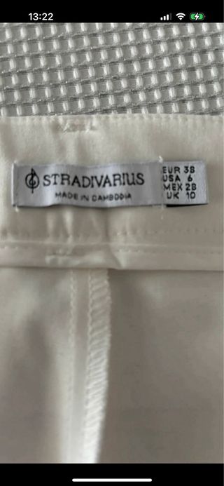 Pantalón blanco Stradivarius con cinturón