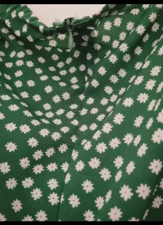 Vestido verde con flores blancas