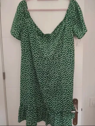 Vestido verde con flores blancas