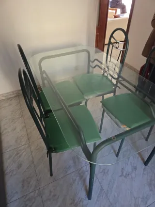 Mesa de cocina cristal y metal verde y sillas
