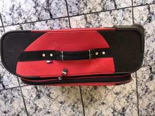 Maleta de viaje gris y roja