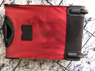 Maleta de viaje gris y roja