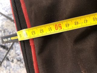 Maleta de viaje gris y roja