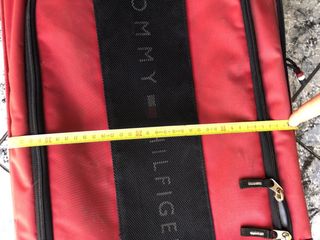 Maleta de viaje gris y roja