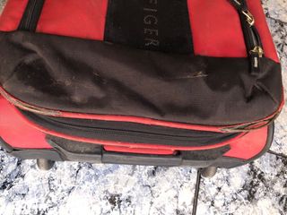 Maleta de viaje gris y roja