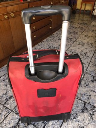 Maleta de viaje gris y roja