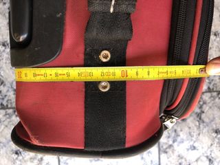 Maleta de viaje gris y roja