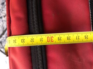 Maleta de viaje gris y roja