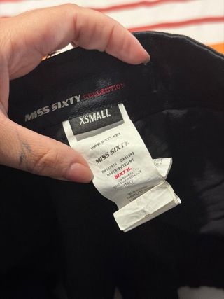 Falda mini negra con cinturón