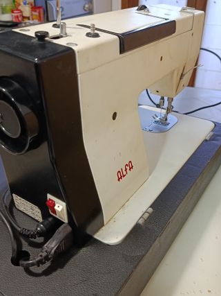 Máquina de coser Alfa Electrónica, con maletin