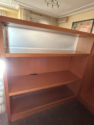 Barra mostrador madera con detalles en granate