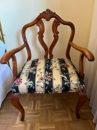 Silla baja decorativa de madera