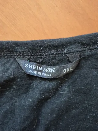 Camiseta negra con estampado anime