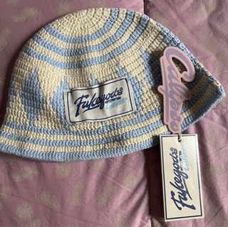 Gorro de crochet Fakeyods beige y azul