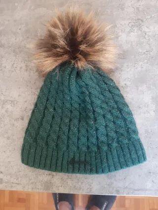 Gorro de lana verde con pompón