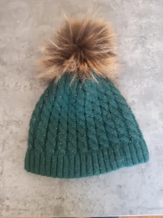 Gorro de lana verde con pompón