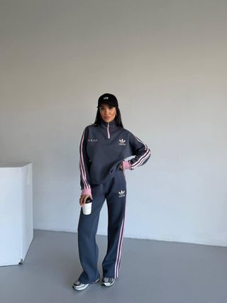 Conjunto deportivo Adidas gris y rosa